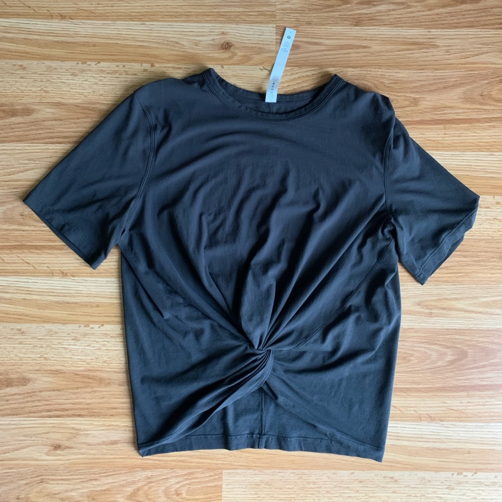 Lululemon Crescent T-Shirt - Size 6